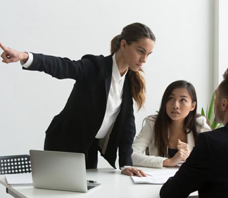lavoro uomo e donna arrabbiata